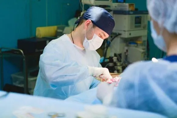 A surgeon performing tummy tuck surgery