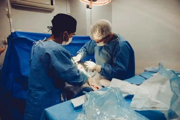 Surgeon conducting Abdominoplasty